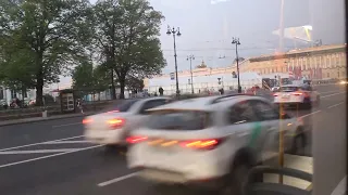 По Дворцовому мосту и далее по Невскому проспекту - вечерняя поездка на автобусе в центре Петербурга