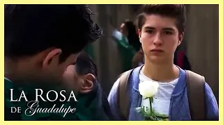 Gisela le provoca celos a Emiliano besando a otro | La rosa de Guadalupe 3/4 | Estallido de amor