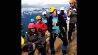 Girls dance on edge of 1500'/500m cliff on mountain summit!