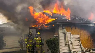 Jacksonville Fire Rescue Department arrives to heavy fire to a house RAW footage