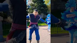 Disneyland Paris, Kristoff slipped on ice, but got away without a bruise! ❄ Disney Stars on Parade