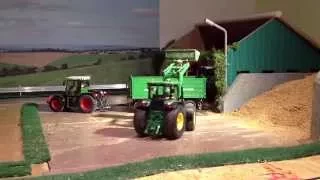 Siku Control Silo laden mit einem John Deere 7r und einem Fendt Xylon