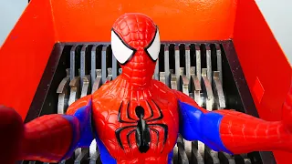 Triturando elástico  HOMBRE ARAÑA! Shredding Spiderman!