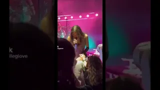 Olivia Rodrigo kisses fan’s hand ✋