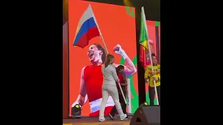 Женская сборная России по боксу вышла на церемонию открытия чемпионата мира с флагом и гимном.