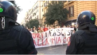 Napoli - Forza Nuova e centri sociali si fronteggiano -1- (18.10.14)