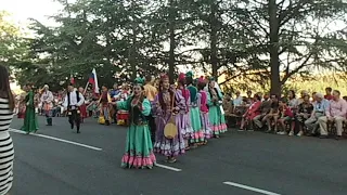 Desfile final del Festival Folclórico de los Pirineos, grupo de Rusia.