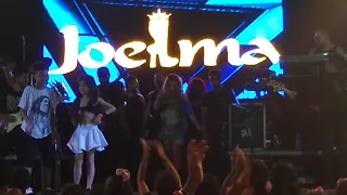 Joelma chama fã mirim no palco e arrasa