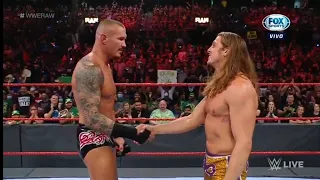 Riddle ayuda a Randy Orton del ataque de AJ Styles & Omos - WWE Raw 16/08/2021 (En Español)