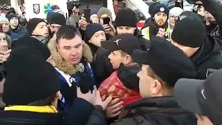 Порошенка закидали яйцями під час віча на Майдані