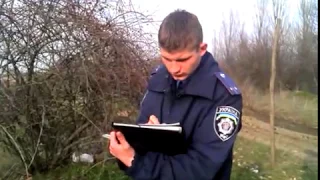 Мусор тупит! Так и не показал удостоверение! Поліція порушує закон України!