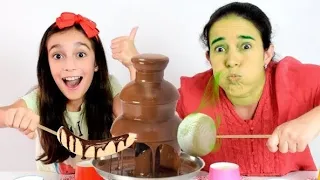 CHOCOLATE VS COMIDA DE VERDADE ★ Desafio Potinhos Surpresa com a Mamãe (Chocolate Fondue Challenge)