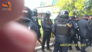 "Тітушки" під охороною поліції захопили офіс підприємства - ДП "ДГ "Іванівка".