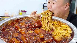 Ten catties of high-quality pork  A Qiang makes ”rotten meat noodles” with soft and rotten sauce  a