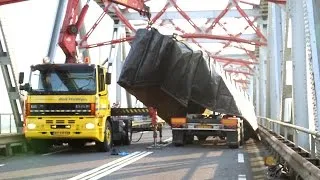 Vrachtwagen rijdt zich vast op brug