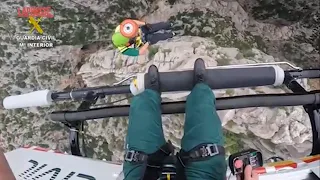 Spagna, alpinisti bloccati su una parete rocciosa a 200 metri d'altezza: il video del soccorso ...