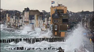 Powerful waves on the banks of Saint-Malo, France 🇫🇷  💦🌊 😱