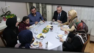 Cumhurbaşkanı Erdoğan, Ümraniye’de Bir Vatandaşın Evinde İftar Yaptı