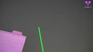 Este hombre apunta a un OVNI con un puntero láser