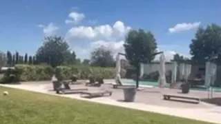 Ecco le immagini del giardino e del patio della lussuosa villa al Torrino di Ilary Blasi e Fran...