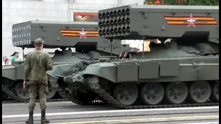 Огнемёты ТОС-1А "Солнцепек" маневрируют по Тверской. Парад Победы 2020. Russian military show.