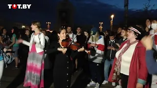Минск. На площади Независимости люди поют «Тры чарапахi».