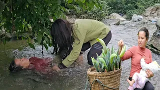 Single mother, harvesting wild fruits, on the way home she fainted and met a good person to help her