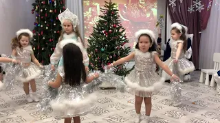 Новогодний утренник в детском саду Танец "Снежинок"/ Танцы в детском саду