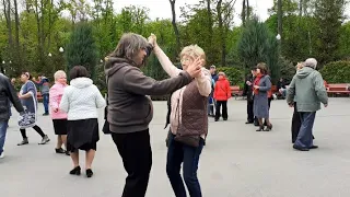 ПЕРЕМОГА, СВЯТА ПЕРЕМОГА!🎈🌿🕊/ПРАЗДНИК ДЕНЬ ПОБЕДЫ  И ТАНЦЫ В ПАРКЕ ГОРЬКОГО ХАРЬКОВ МАЙ 2021