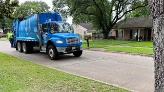 Freightliner M2 McNeilus RL on yard waste 41330