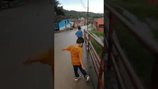 Minas de Oro Comayagua, mis sobrinos chapaleando agua lluvias.