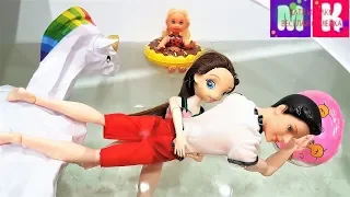 KATE AND MAX IN THE PARK TEACH DADDY HOW TO SWIM! Cartoons with Barbie dolls #dolls family