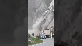 Landslide crashes in front of cars on Peru mountain