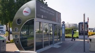 Автобусная остановка в Дубай / Bus stop in Dubai [HD]