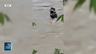 Friuli, tre ragazzi dispersi nel fiume Natisone. L'abbraccio prima della piena