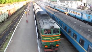 Грузовой поезд под секцией тепловоза 2М62У-0176 проходит транзитом станцию Ивано-Франковск