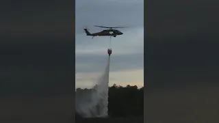 Pożar w Biebrzańskim Parku Narodowym. W akcji pomagał policyjny Black Hawk🚁