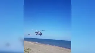 Три вертолета пролетели в метре над отдыхающими на пляже сахалинцами