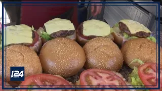 Palestinian woman opens affordable burger shop in Gaza