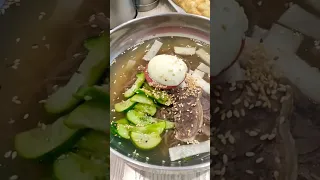 Южнокорейский летний кукси и жареные пельмени мясо+зелень. Сеул, Корея. Korean kuksu and maandoo.