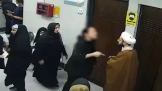 Iran, mullah fotografa una donna senza velo e lei lo affronta