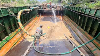 Quá trình bơm ghe cát san lấp vào nền nhà/The process of pumping sand boats to level the floor