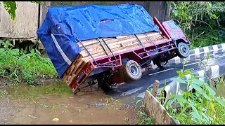 Derita Supir Truk Oleng Musim Hujan Truk Hino Engkel Terguling Bermuatan Full Kayu Miniatur Truk Rc