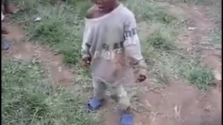 رقص كوميدي لطفل إفريقي على الركادة المغربية