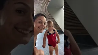 Кристина с младшенькой в бассейне