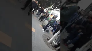 Des jeunes qui chantent "bella ciaw" à Alger