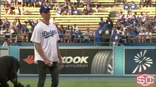 Lonzo Ball tosses first pitch at The Dodgers game !