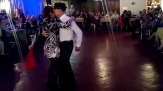 Jorge Berríos y Erika Troncoso bailando cueca brava
