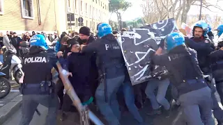 Roma, tensione a corteo studenti: polizia blocca i manifestanti