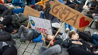 Klimaaktivisten beerdigen die Erde auf Osnabrücker Nikolaiort